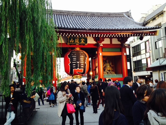 Rote Torii-Treppenansicht nach unten