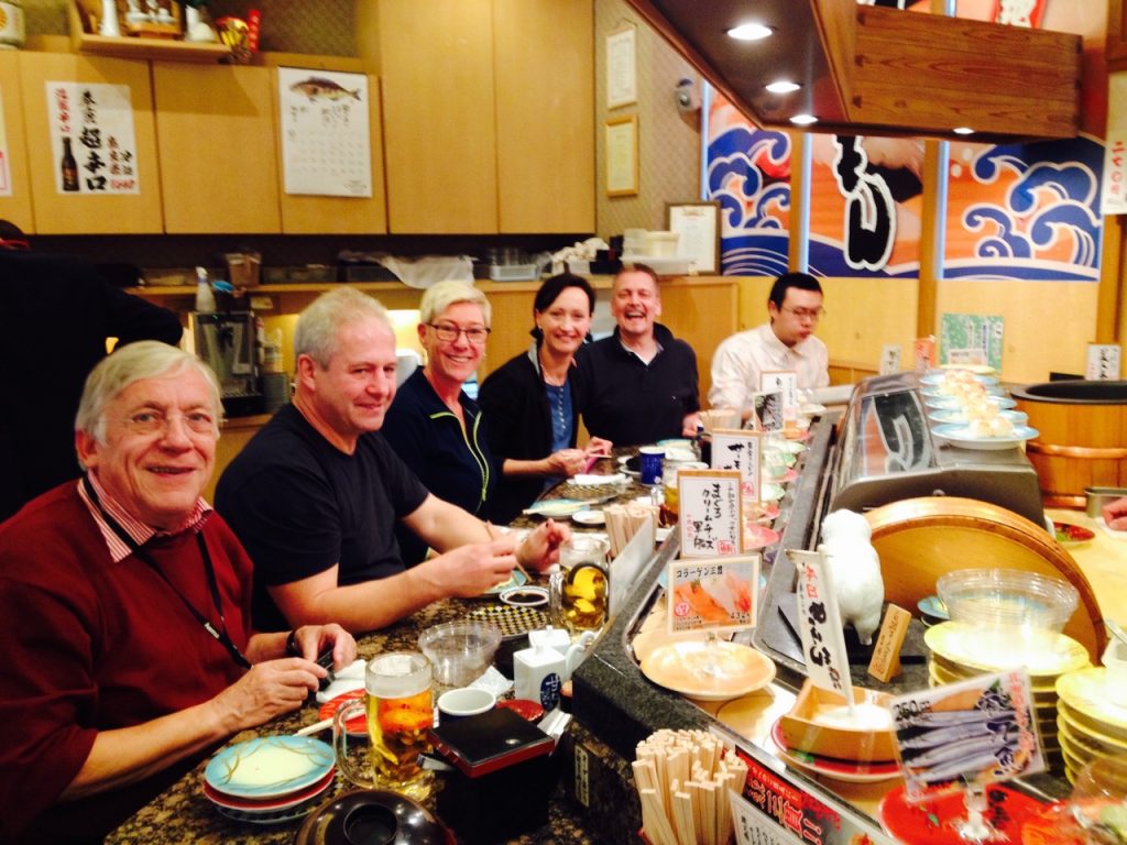 Baum über ruhigem Teich