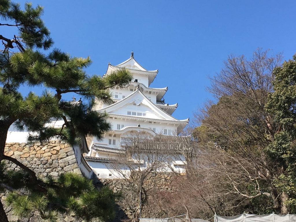 Traditionelles Gebäude mit Kimono-Trägern