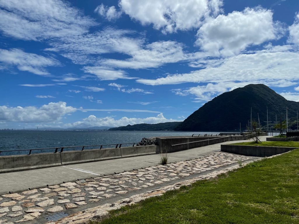 Hafenstadt bei Nacht mit Boot