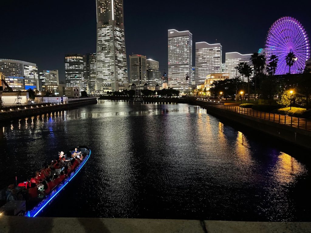 Küstenlandschaft mit bewölktem Himmel