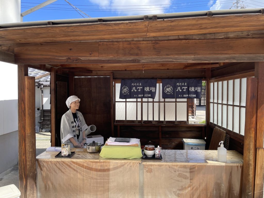 Essensstand mit lächelnder Betreiberin
