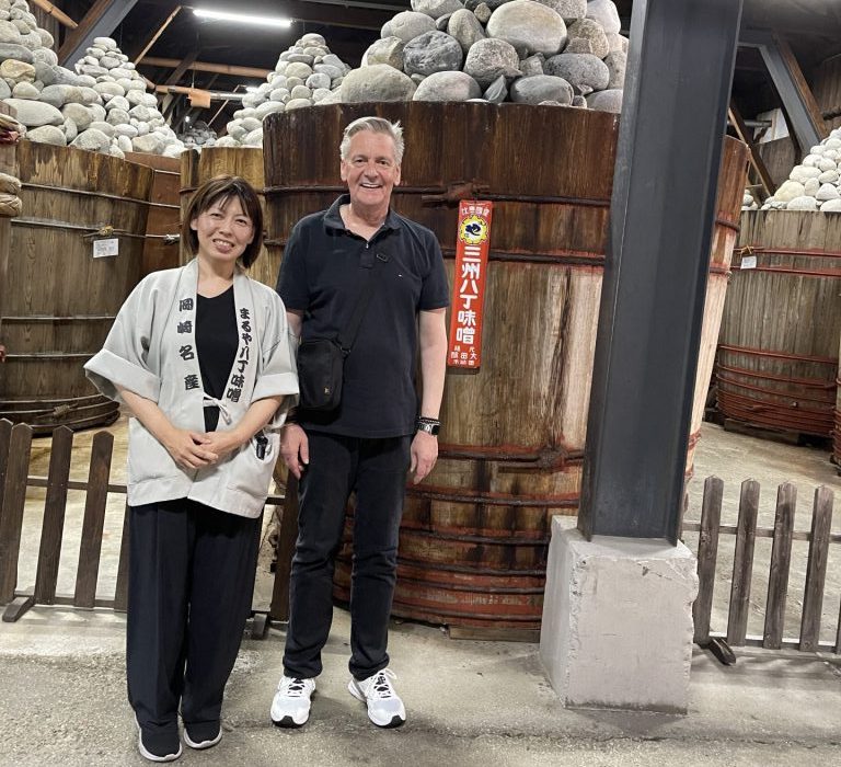 Zwei Personen vor Felsenstruktur