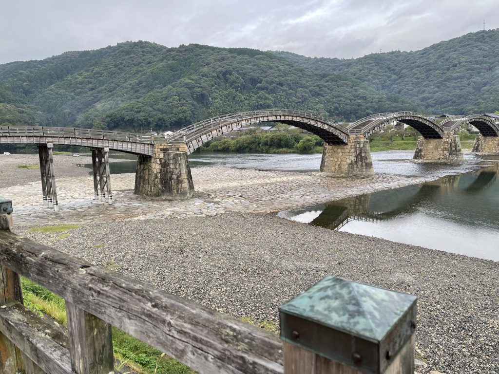 Bogenbrücke über ruhigen Fluss