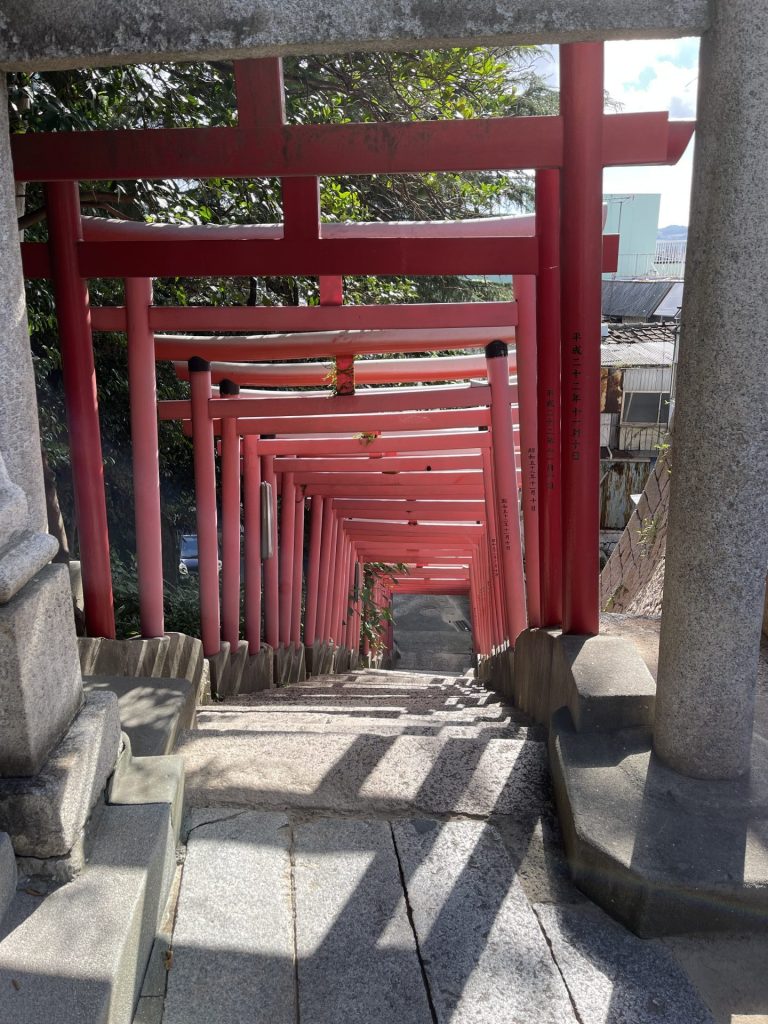 Rote Torii-Treppenansicht nach unten