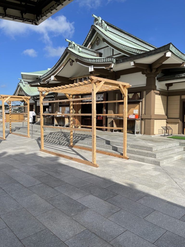 Traditionelles Gebäude mit Pergola