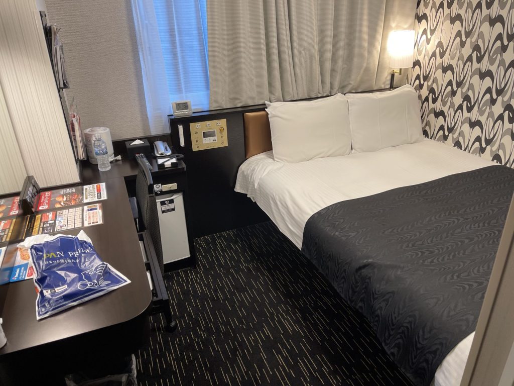 Kleines Hotelzimmer mit Bett