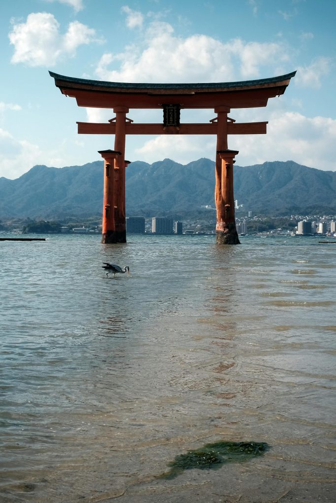 Torii im Wasser mit Bergen