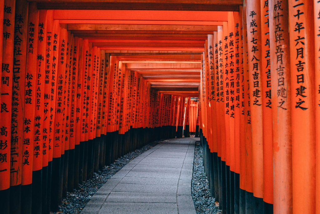 Rote Torii-Gänge in Japan